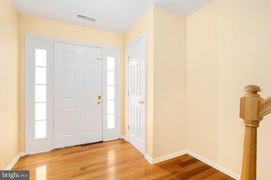 2428 Clover Field Cir, Herndon, VA 20171 - photo 4