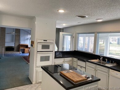 1898 N Cherokee Ave, Chouteau, OK 74337 - photo 4