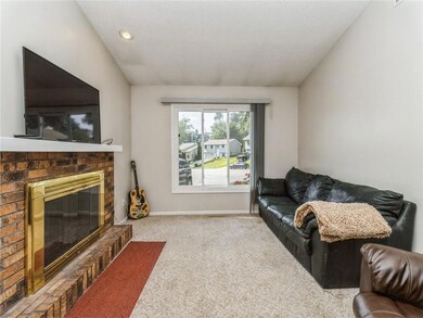 215 E Hughes Cir, Des Moines, IA 50315 - photo 4