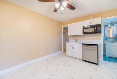 2546 NE Hickory Ave unit B Efficiency, Jensen Beach, FL 34957 - photo 5