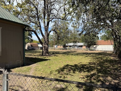 509 E Brown St, Hugo, OK 74743 - photo 6