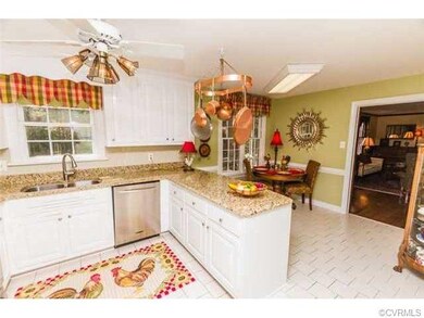 STAINLESS STEEL APPLIANCES, GRANITE COUNTERTOPS, T