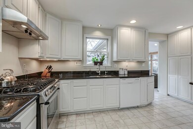 204 Moncure Dr, Alexandria, VA 22314 - photo 5