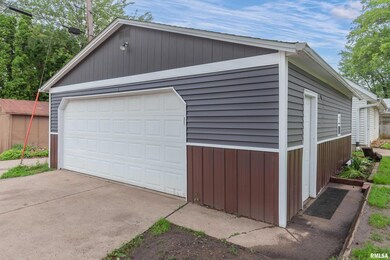 2216 N Sturdevant St, Davenport, IA 52804 - photo 3