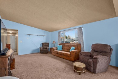 1073MayfairLn-006