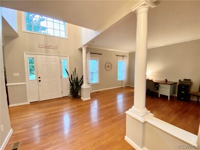 FOYER & FORMAL LIVING ROOM OR PERFECT FOR AN OFFIC