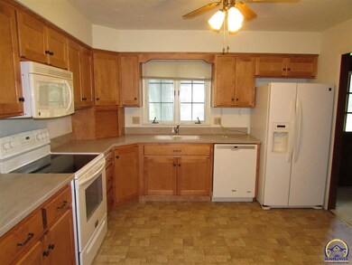 2111 SW 32nd St, Topeka, KS 66611 - photo 6