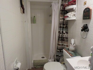 bathroom w/shower