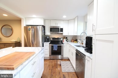 10120 Walnut Wood Ct, Burke, VA 22015 - photo 5