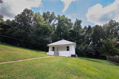 1402 1/2 16th St, Vienna, WV 26105 - photo 2