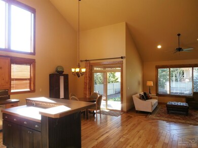 60819 Falcon Pointe Ln, Bend, OR 97702 - photo 4