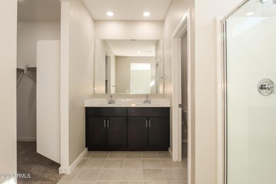 006-photo-main-bathroom-13182585