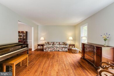 9526 Stevebrook Rd, Fairfax, VA 22032 - photo 5