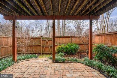 4078 Walnut Cove Cir, Fairfax, VA 22033 - photo 3