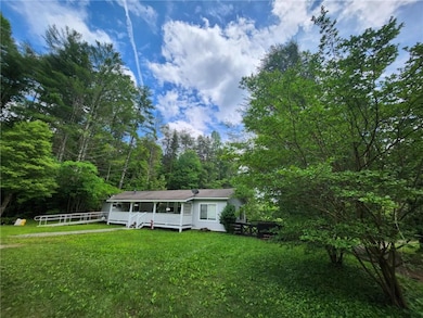 View of front facade with a front yard