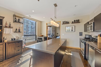 Huge windows for a light and bright unit.