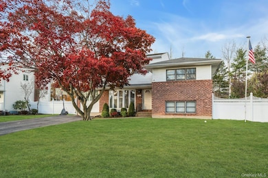 22 Schuyler Dr, ComMacK, NY 11725 - photo 5