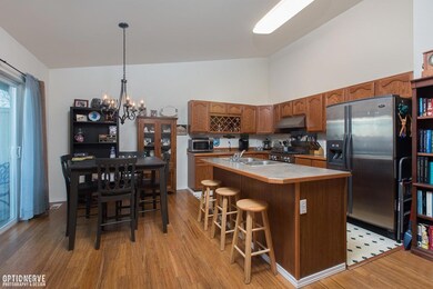Kitchen & Dining