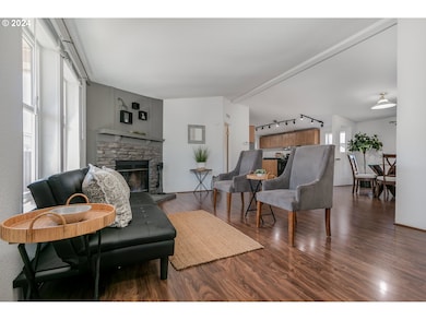 Living Room/Entrance
