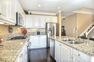 You will love cooking and entertaining in this lig