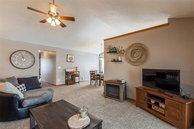 3110 Towne House Dr NE unit D, Cedar Rapids, IA 52402 - photo 6