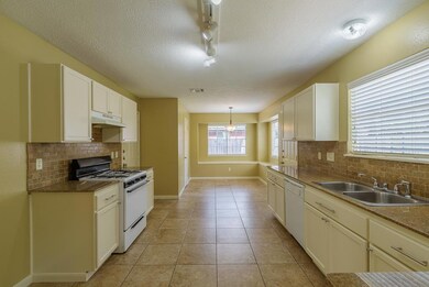 8219 Cienna Dr, Houston, TX 77040 - photo 5