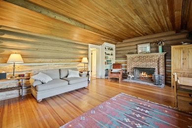 Harry's - Living Room