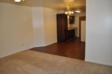 803 Autumn Cir unit B, College Station, TX 77840 - photo 4