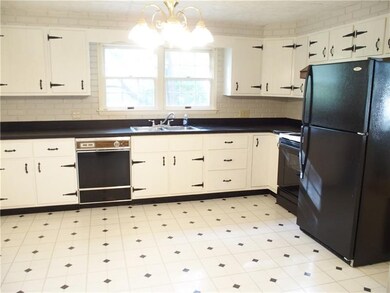 This house is move in ready, just bring your perso