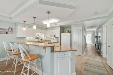 Kitchen w/ peninsula seating