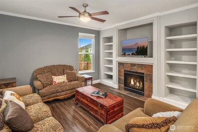 A better look at the built-ins in the living room