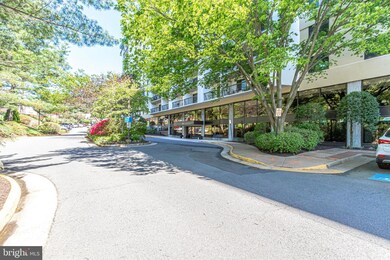 Lakeside Plaza Condominium unit 909, Baileys Crossroads, VA 22041 - photo 2