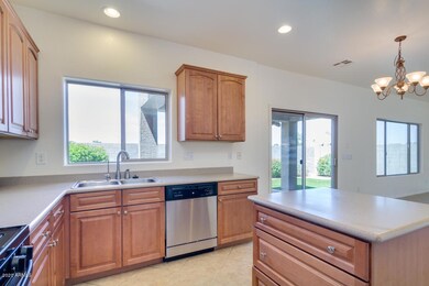 Kitchen Island Has Drawers