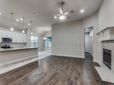 637 Vaquero St, White Settlement, TX 76108 - photo 6