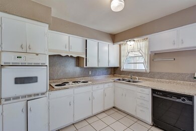 741 Oak Dr, Hurst, TX 76053 - photo 4