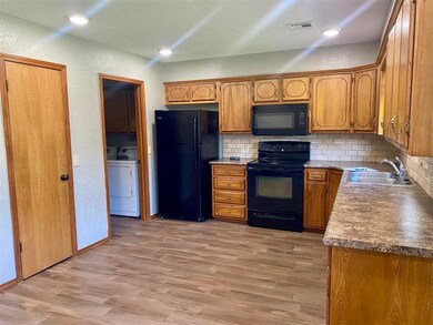 137 Elmwood Ave, Weatherford, OK 73096 - photo 4