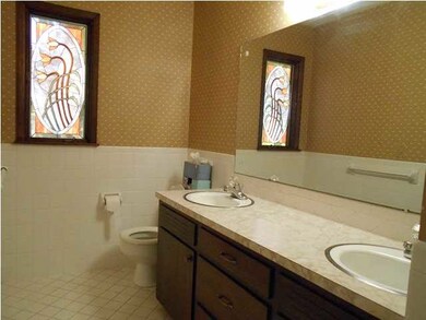 Double sinks in the main hall bath