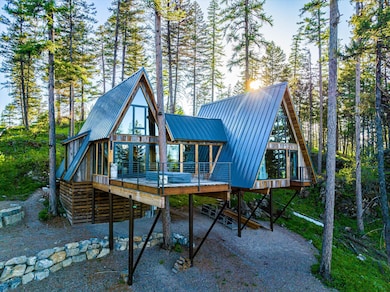 31 Forest Path - Treehouse in the Woods