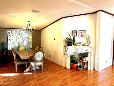 Dining space with visible vents, ornamental moldin