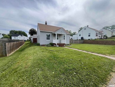 1319 W 36th St, Davenport, IA 52806 - photo 2