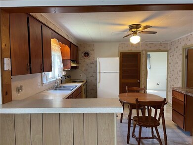 Good sized Kitchen with plenty of wood mode cabine