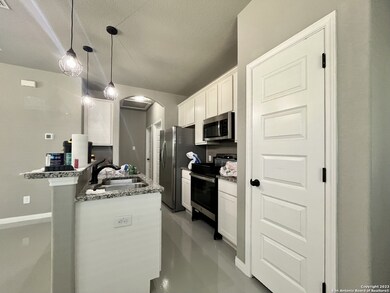 911 E Seideman St, Seguin, TX 78155 - photo 5