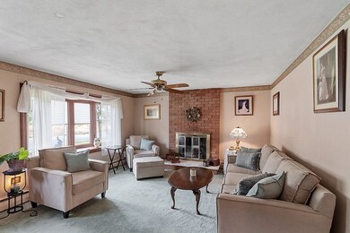 66 Castlewood Dr, Billerica, MA 01821 - photo 5