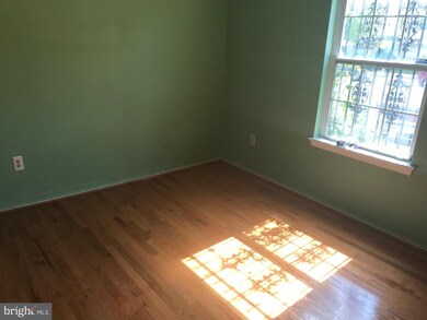 7108 Mahogany Dr, Hyattsville, MD 20785 - photo 2