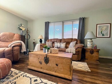 LARGE FAMILY ROOM