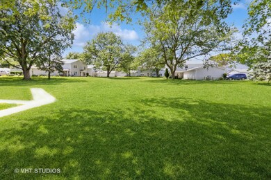 1340 N Glen Cir unit B, Aurora, IL 60506 - photo 2