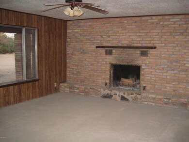 MAIN HOUSE LIVING ROOM 2
