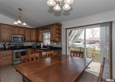 5525 Quercus Ln, Davenport, IA 52806 - photo 3