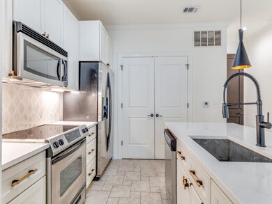 Kitchen with Breakfast island.