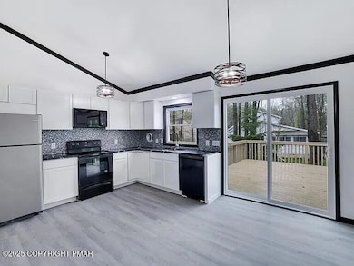 8066 Red Squirrel Dr, Tobyhanna, PA 18466 - photo 3